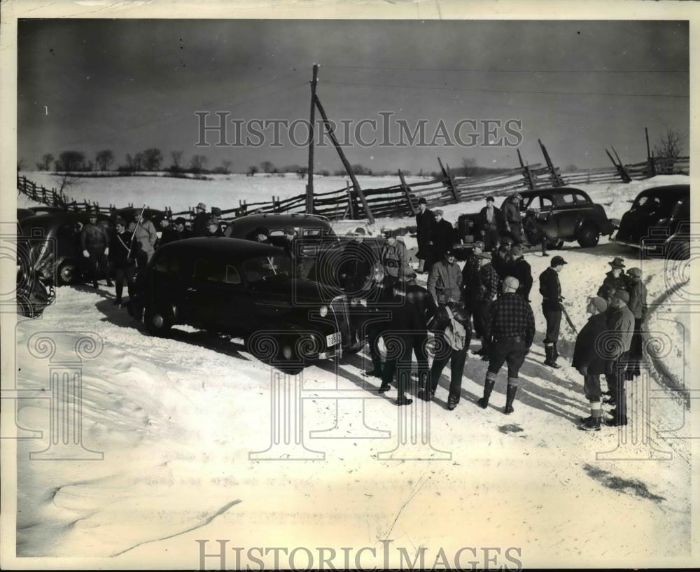 1941 Press Photo Ontario Canada Giant Rabbit Hunt - Historic Images