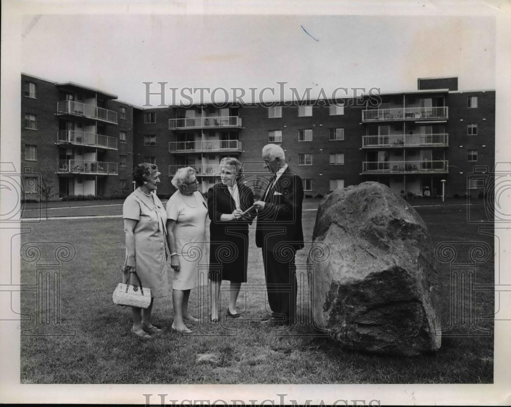 Press Photo Francis Lamden, Mrs Joseph Herz, Mrs Helen Weil and Dr Julius Weil. - Historic Images