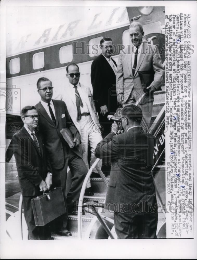 1961 Press Photo Agricultural experts departing for Cuba. - Historic Images