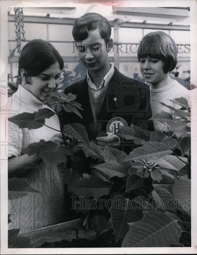 1970 Press Photo Georgiene Ponce, Mark Hyduk and Diane Pletz. - Historic Images