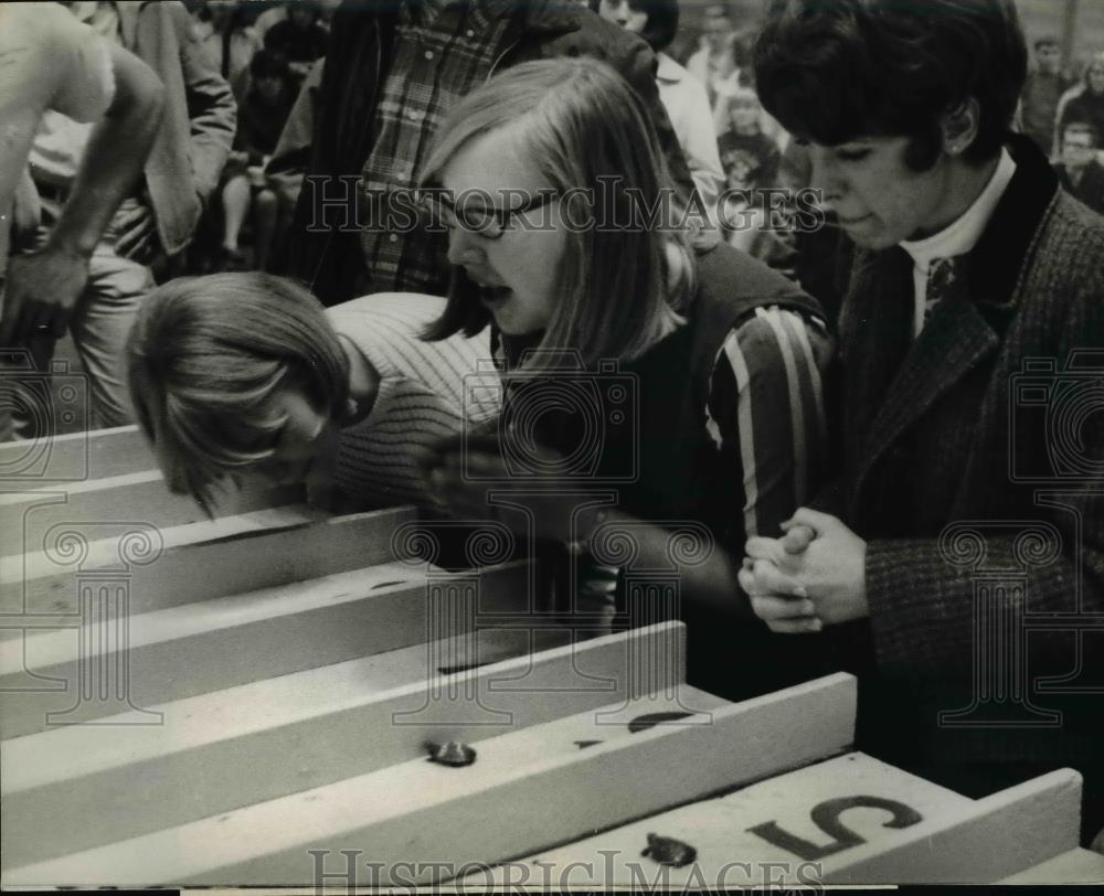 1966 Press Photo Vicky Christy , Peggy Rustici, Judy Olsen Turtle Racing - Historic Images