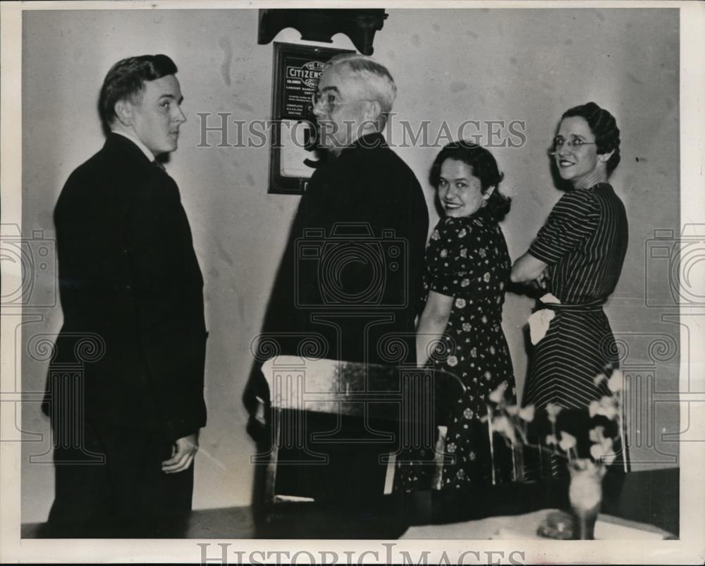 1939 Press Photo OE Barr Cashier, Lucille Weaver &amp; Katherine Mead Bank Workers - Historic Images