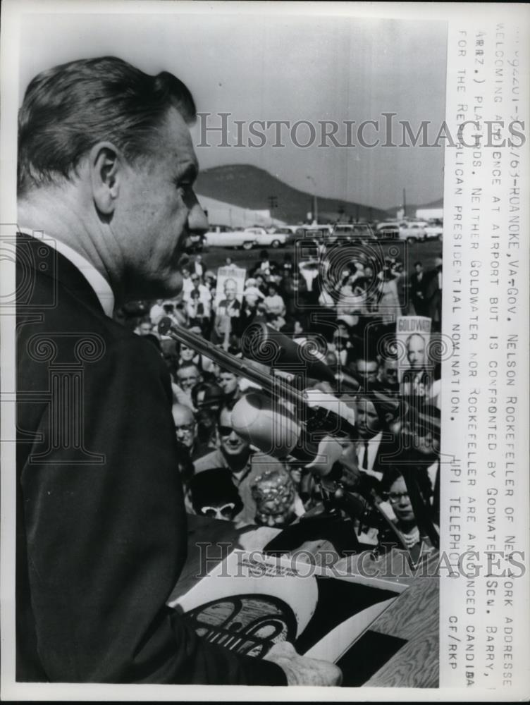 1963 Press Photo Gov. Nelson Rockefeller addresses welcoming audience at Airport - Historic Images