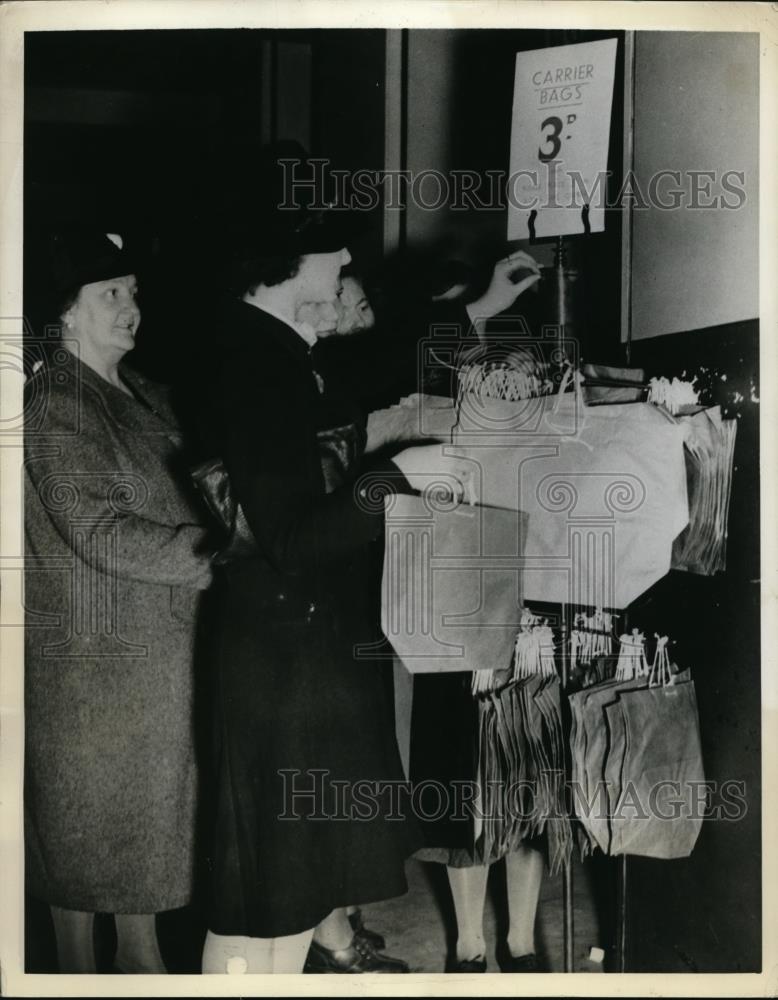 1941 Press Photo Wrapping Items in London Forbidden Shopping Bags Are Purchased - Historic Images