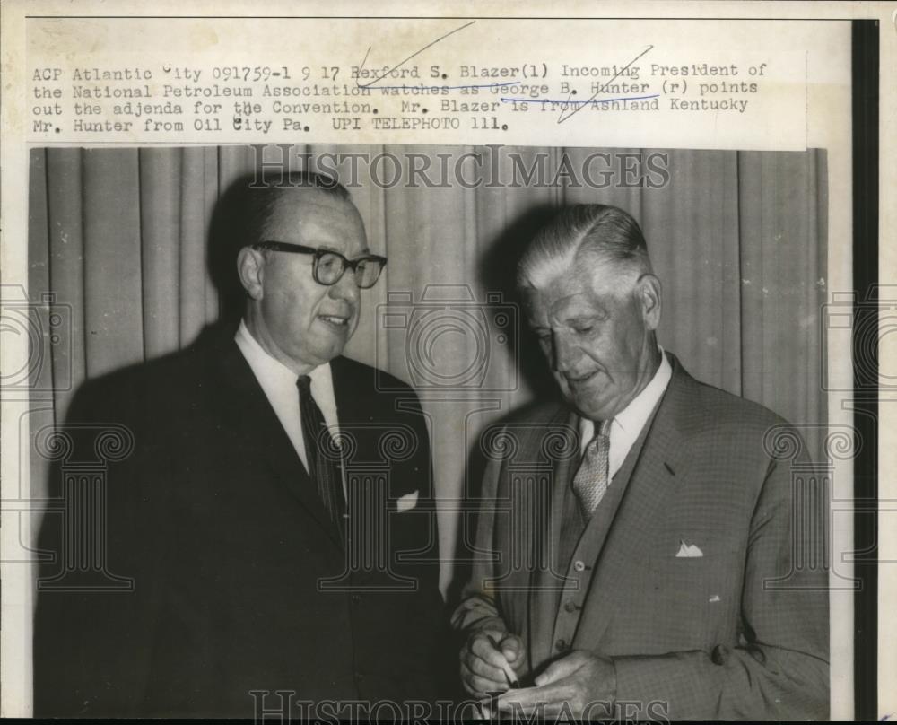 1959 Press Photo Rexford S. Blazer Watches George B. Hunter Point Out Agenda - Historic Images