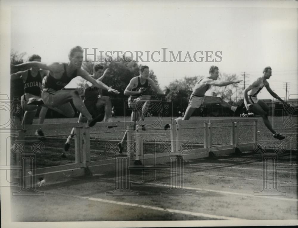 1937 Press Photo Univ of Mich track, Tom Osgood, Brunton in 220 low hurdles - Historic Images