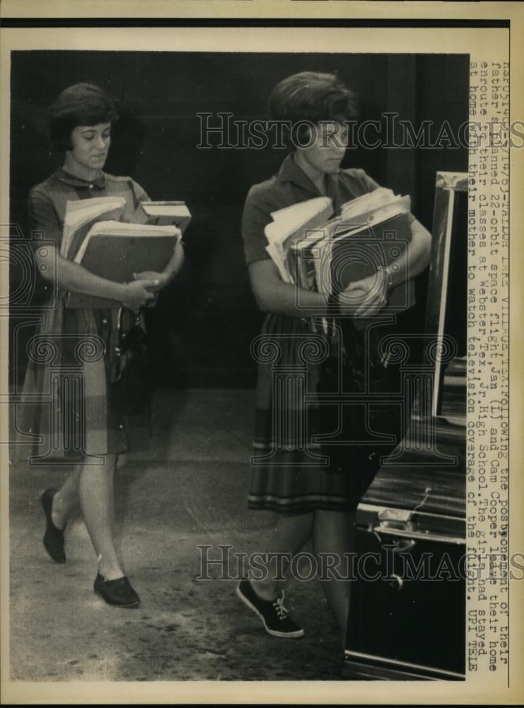 1968 Press Photo Tailoh, Lake Village With Jan And Cam Cooper Leaving Their Home - Historic Images