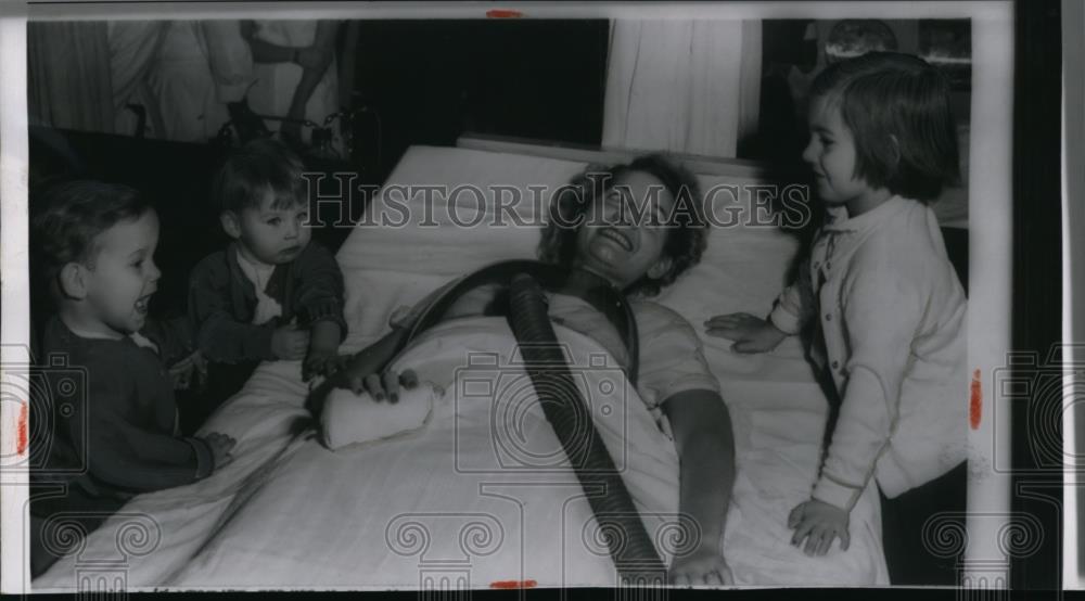 1955 Press Photo Welfae Isaland NY Mrs Marriett Bell &amp; twins Douglas &amp; Lori - Historic Images