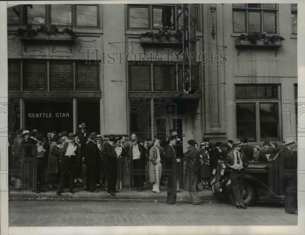 1937 Press Photo Picket Lines at the entrance to the Seattle Star. - Historic Images