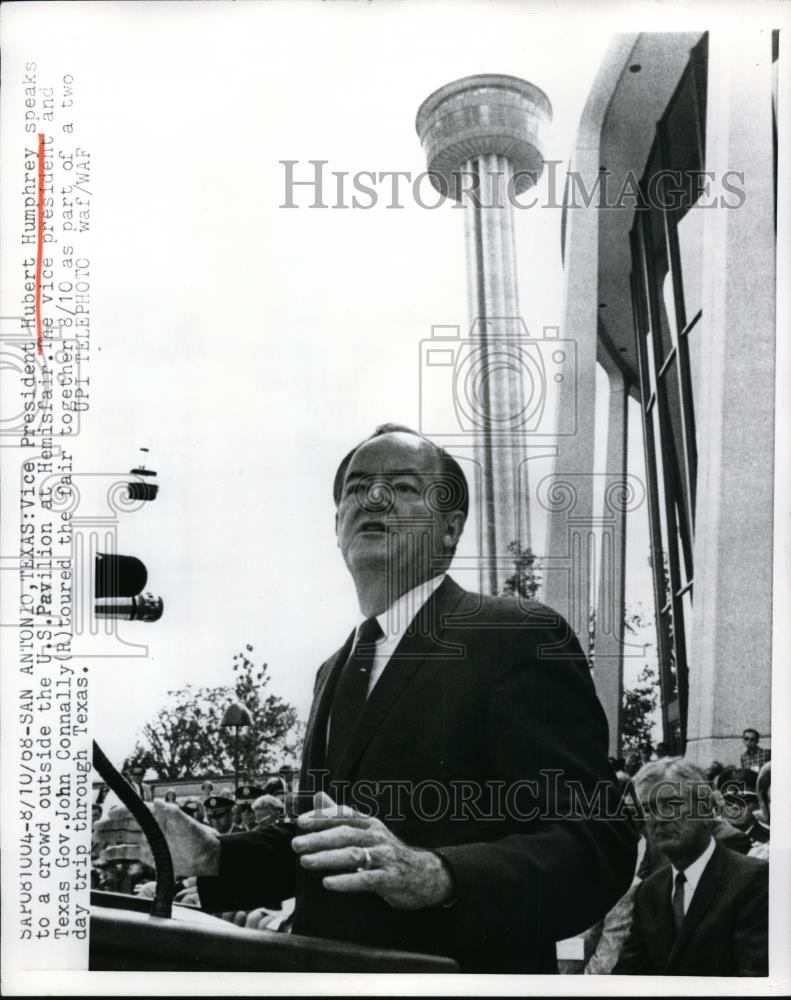 1968 Press Photo Vice President Hubert Humphrey Speaks to Crowd U.S. Pavillion - Historic Images