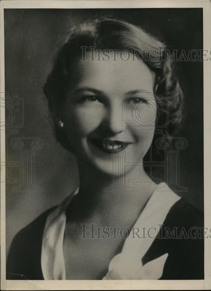 1941 Press Photo Mrs. Marv Deveraux of Mich.lain by her Suitor Harold Gustadgson - Historic Images