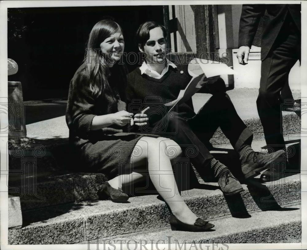 1986 Press Photo Linda LeClair and Peter Behr sits outside Barnard College. - Historic Images