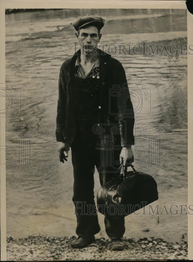 1937 Press Photo Alvin Brixey found Doctors kit in river where killer threw it. - Historic Images