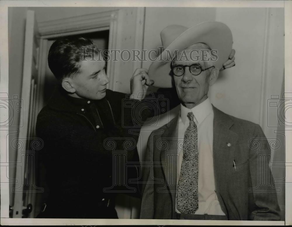 1936 Press Photo Jack McKenzie tries ten gallon hat on Dr Francis Townsend. - Historic Images