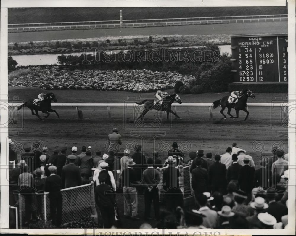 1940 Press Photo Sweepidia ridden by Ralph Neves wins CA Breeders Stakes - Historic Images