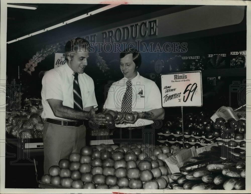 Press Photo Tony Corrao Produce Supervisor &amp; Mel Harris Produce Manager - Historic Images