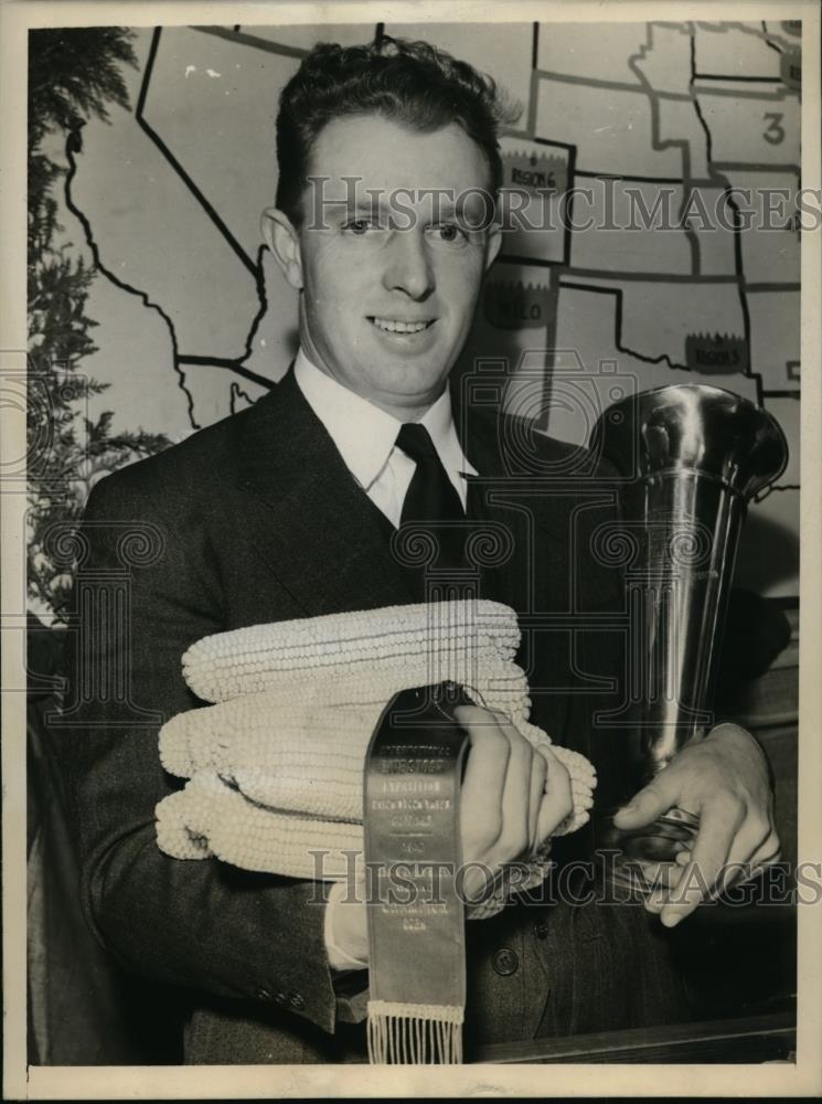 1940 Press Photo Charles N. Fischer Displays Johnson County White Corn - Historic Images