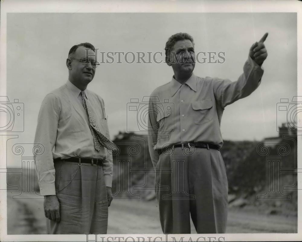 1952 Press Photo . Zoyd Flaler State Reclamation chief and Ohio Gov Lausche. - Historic Images