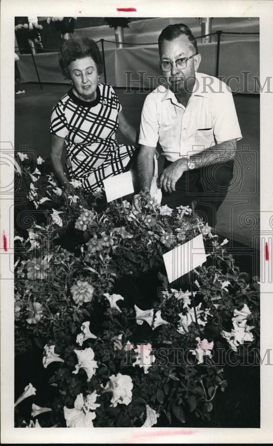 1971 Press Photo Mr & Mrs James Conway of Westlake with Flowers - Historic Images