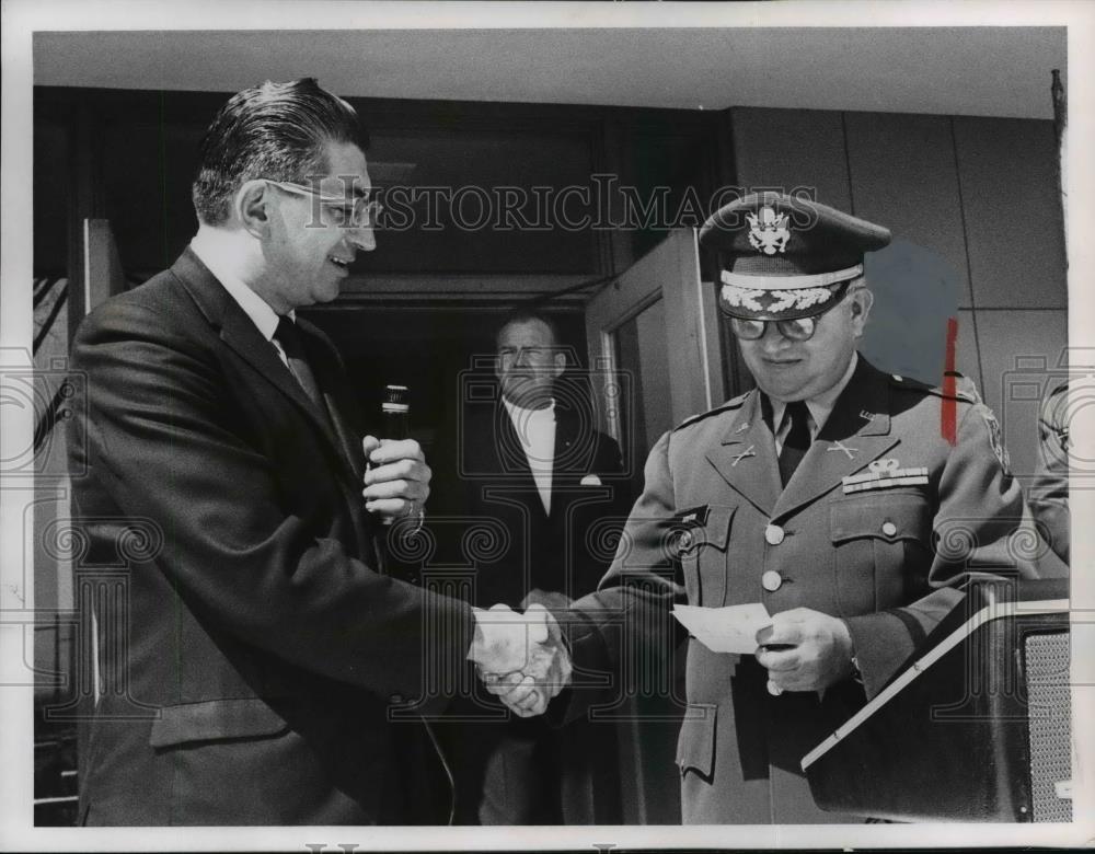 1958 Press Photo Robert Fulton,Lt. Col Charles Muth Turned over Armory - Historic Images