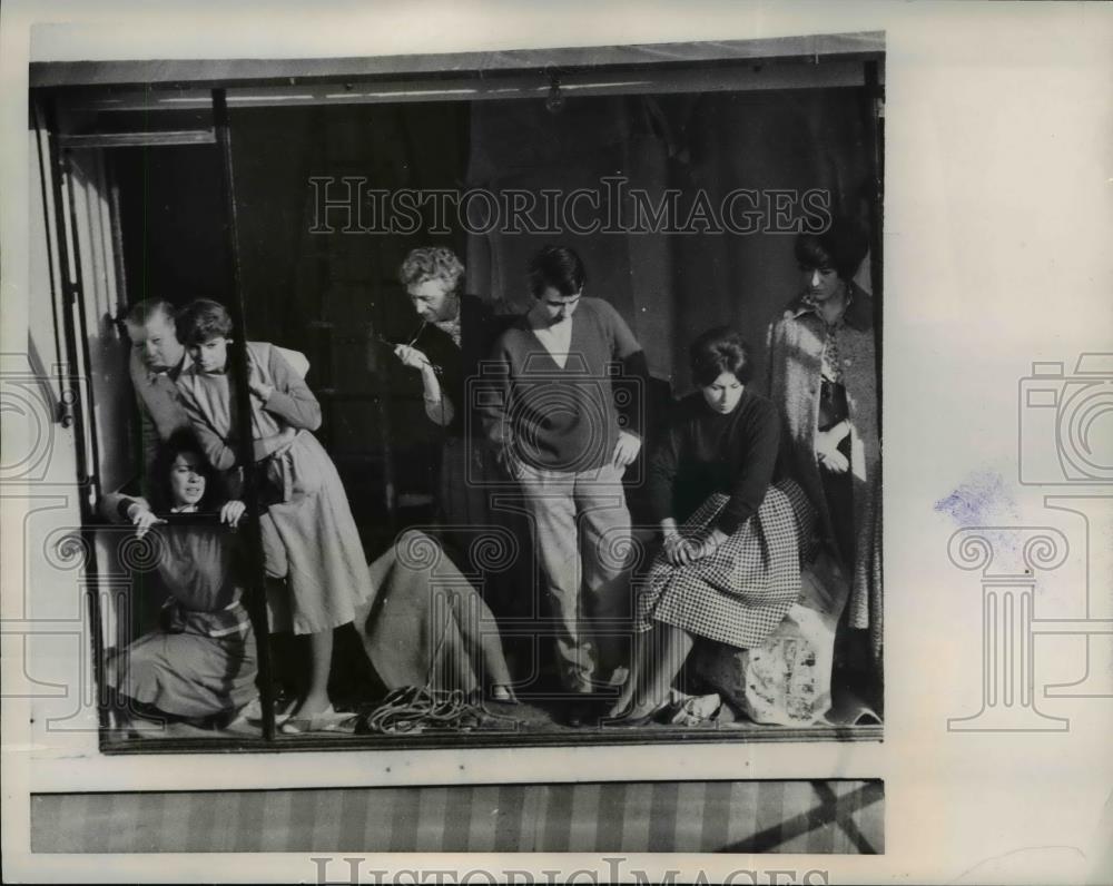 1959 Press Photo Spectators in Window for Charles de Gaulle Ceremony, Paris - Historic Images