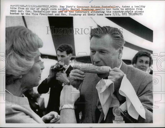 1965 Press Photo Gov. Nelson Rockefeller Eats Corn While Mrs. Humphrey Waits - Historic Images