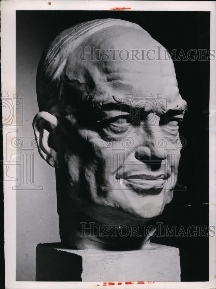 1952 Press Photo Swedish Artist Oscar Antonsson sculpt Gen Dwight Eisenhower - Historic Images