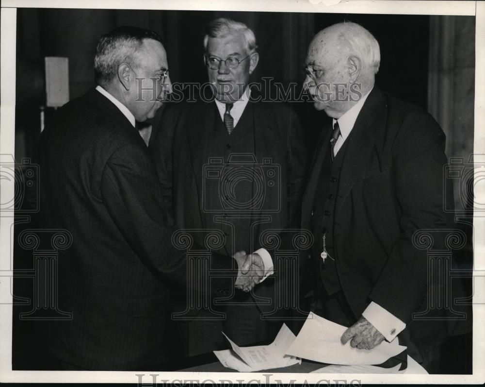 1933 Press Photo Albert H Wiggins shaking hands with Senator Duncan Fletcher. - Historic Images