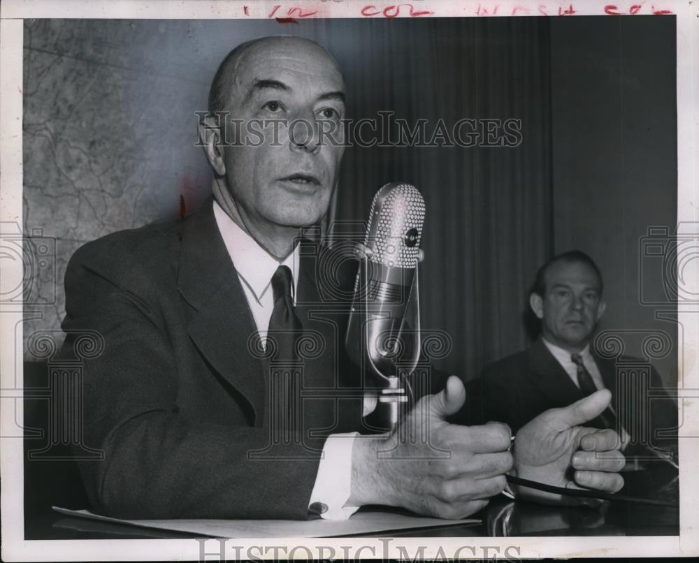 1951 Press Photo Washington- Defense Sec'y Robert Lovett at press conference. - Historic Images