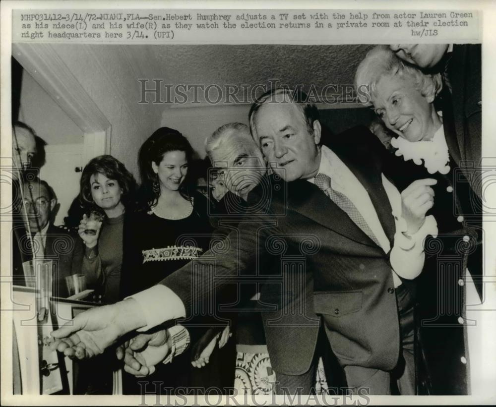 1972 Press Photo Senator Hubert H Humphrey With Loren Green, Wife & Daughter - Historic Images