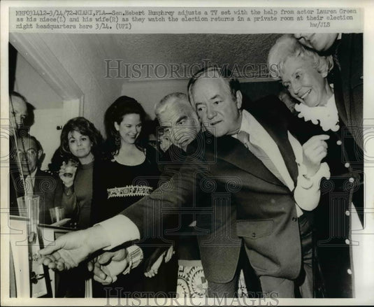 1972 Press Photo Senator Hubert H Humphrey With Loren Green, Wife & Daughter - Historic Images