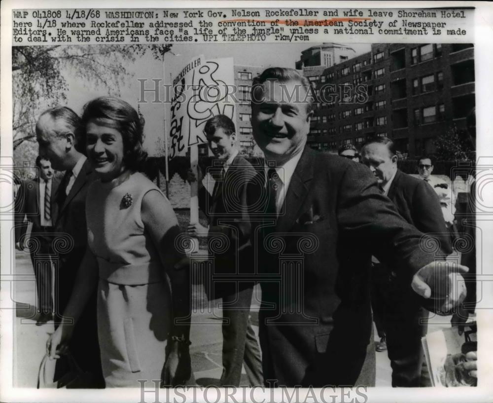 1968 Press Photo New York Governor Nelson Rockefeller &amp; Wife Leave Hotel - Historic Images