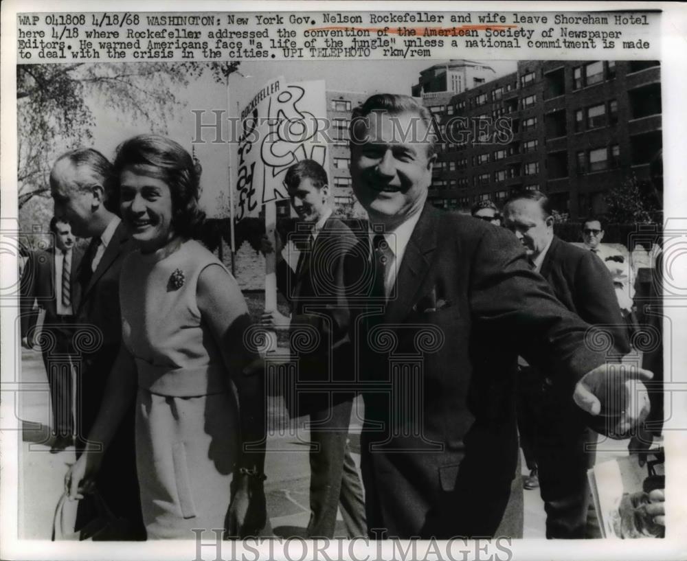 1968 Press Photo New York Governor Nelson Rockefeller & Wife Leave Hotel - Historic Images