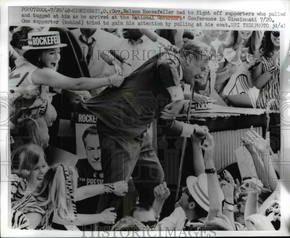 1968 Press Photo New York Governor Nelson A. Rockefeller Grabbed by Supporters - Historic Images