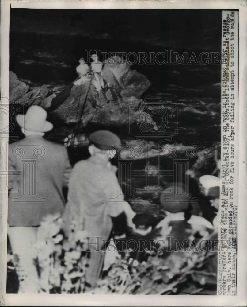 1949 Press Photo Washington Henry Owens and James Hurst are shown on rock - Historic Images