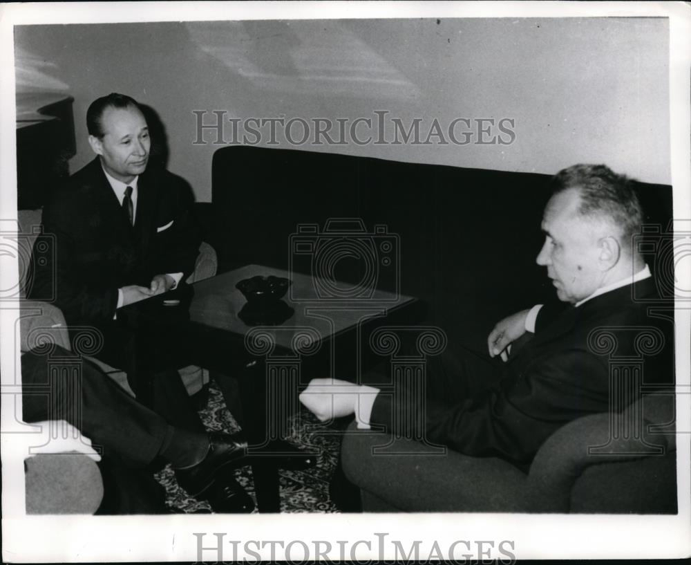 1968 Press Photo Karlovy Vary USSR-Alexander Dubek meets with Alexi Kosygin. - Historic Images