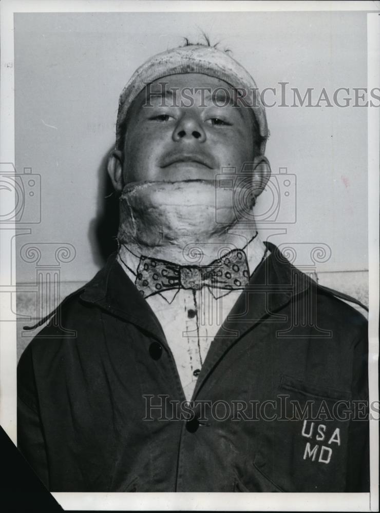 1949 Press Photo Recruit Wm Barnes in full body cast, auto accident, paint on - Historic Images