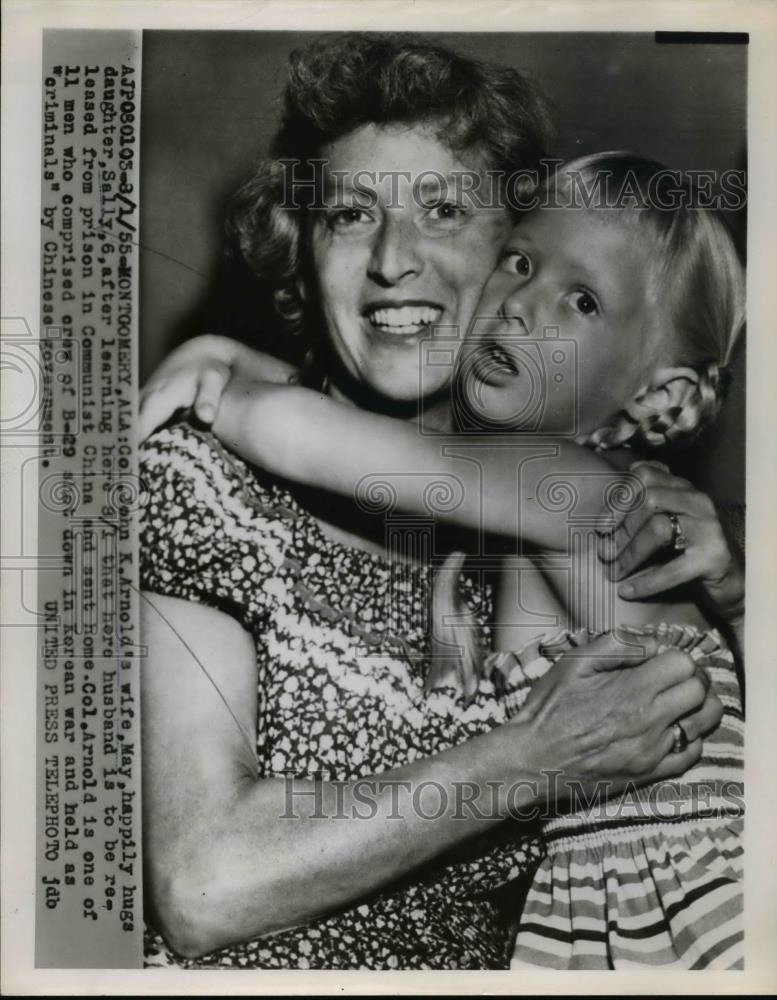 1955 Press Photo Col.John K. Arnolds Wife, hugs daughter Sally, to be released - Historic Images