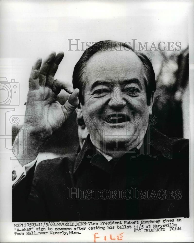 1968 Press Photo Vice President Hubert Humphrey Casts his ballot Marysville Town - Historic Images