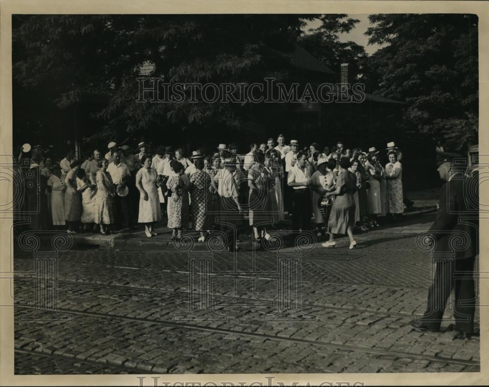 1937 Press Photo Federal Knit Pickets, - Historic Images