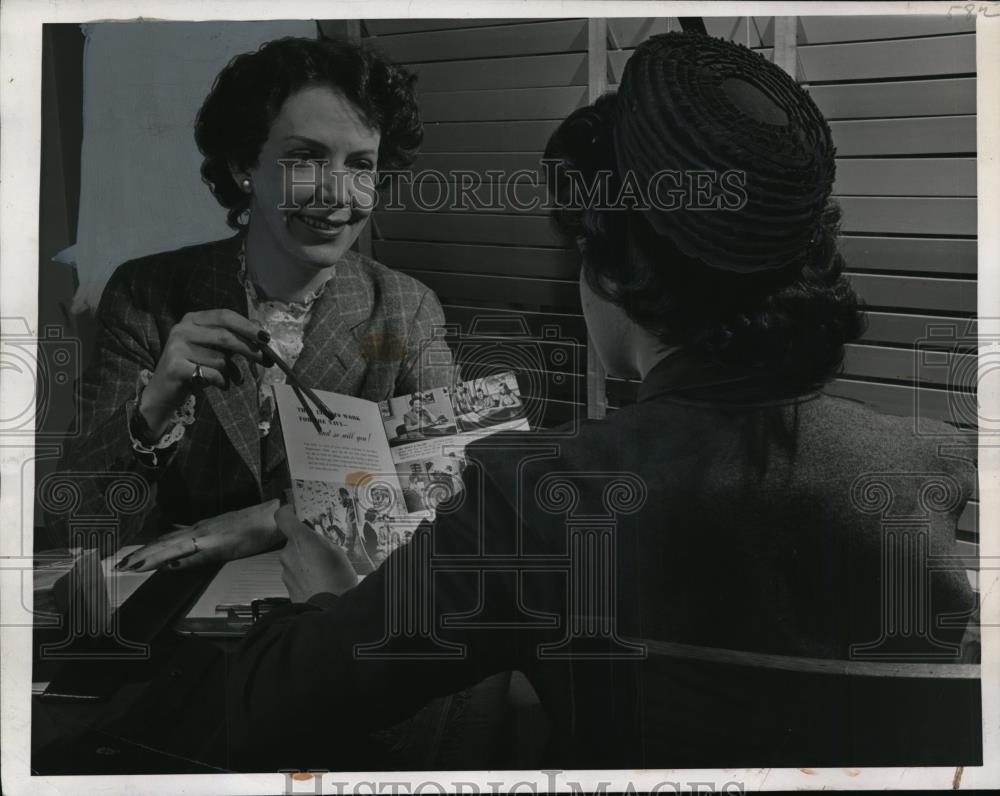 1944 Press Photo Navy Consultant Bureau Mrs Charles Little Interviewing Chairman - Historic Images