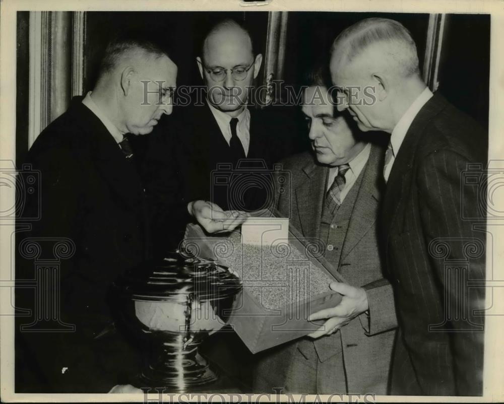 1944 Press Photo Leo Linstrom wins award for growing best wheat in United States - Historic Images