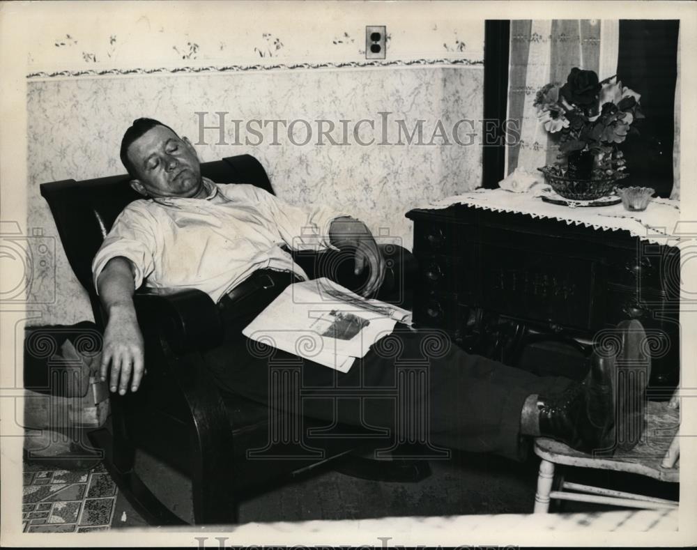 1927 Press Photo Vincent Lakota asleep at home. Steel Mills are closed. - Historic Images