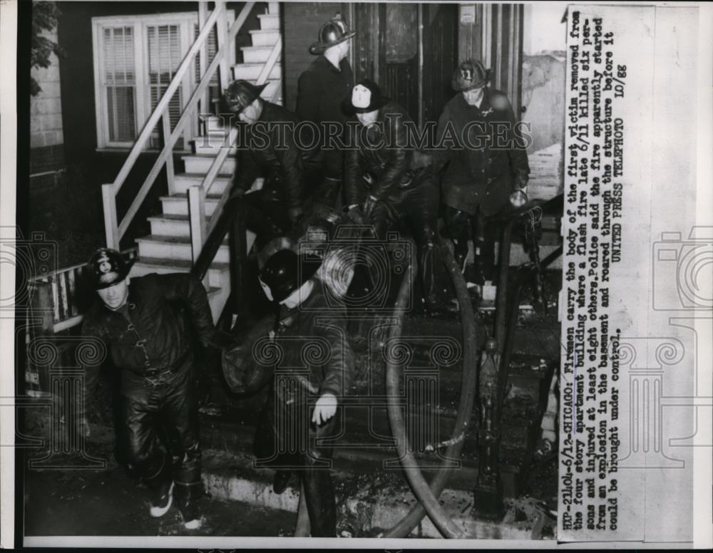 1954 Press Photo Firemen carry body of fire victim out of apartment building - Historic Images