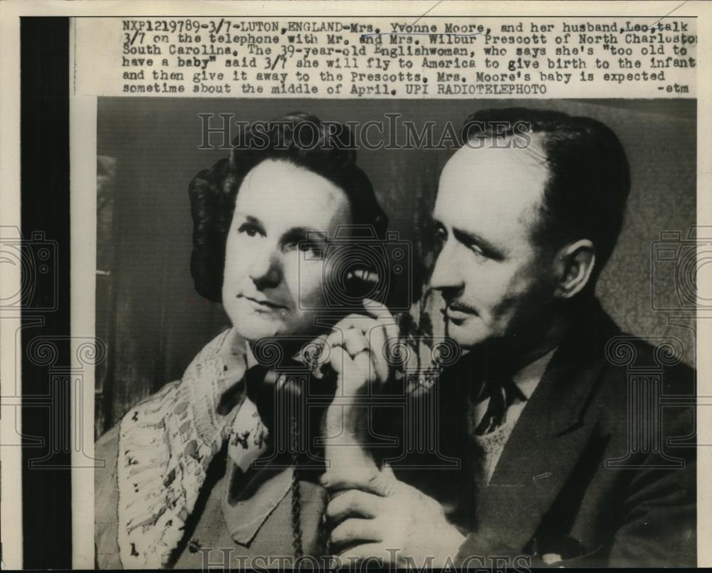 1960 Press Photo Luton England-Mrs Yvonne Moore and husband Lee talk on phone. - Historic Images