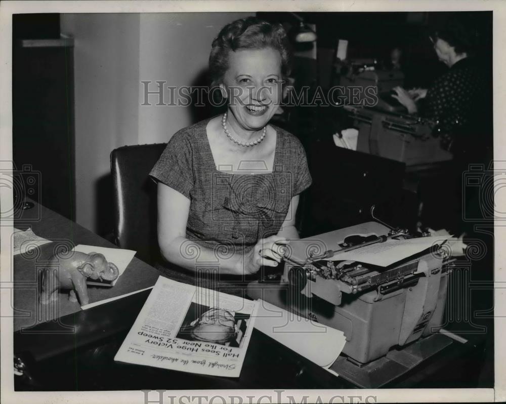 1967 Press Photo Ruth Gowan Nash, GOP Public Relations Consultant at Typewriter - Historic Images