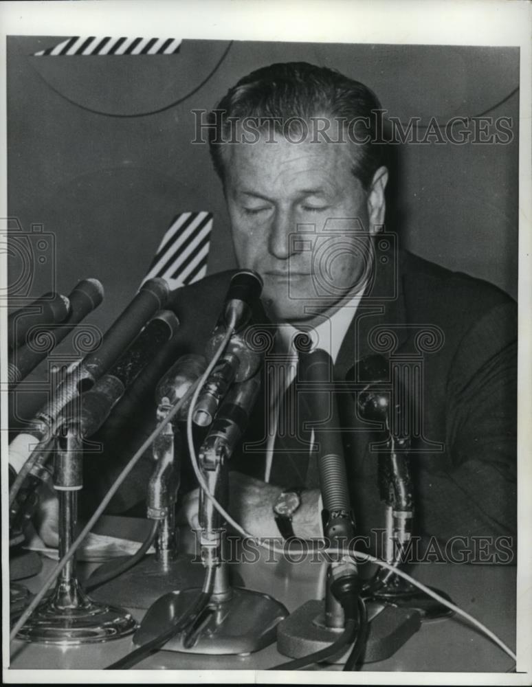 1961 Press Photo New York Saddened Governor Nelson Rockefeller after return. - Historic Images