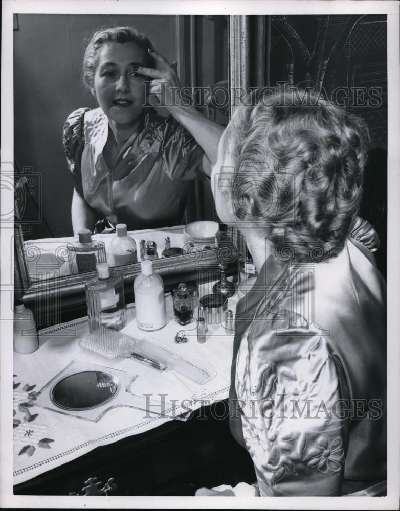 1951 Press Photo Lubricating Eyelids For Fashion. - nee55948 - Historic Images