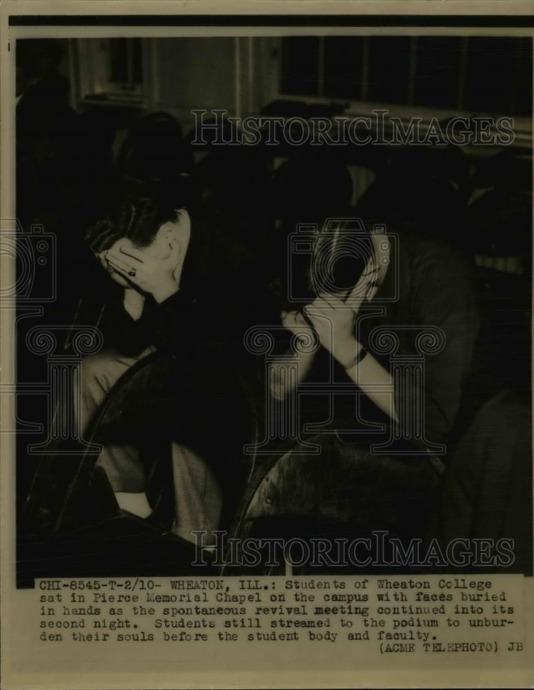 1950 Press Photo Students of Wheaton College sat in Pierce Memorial Chapel. - Historic Images