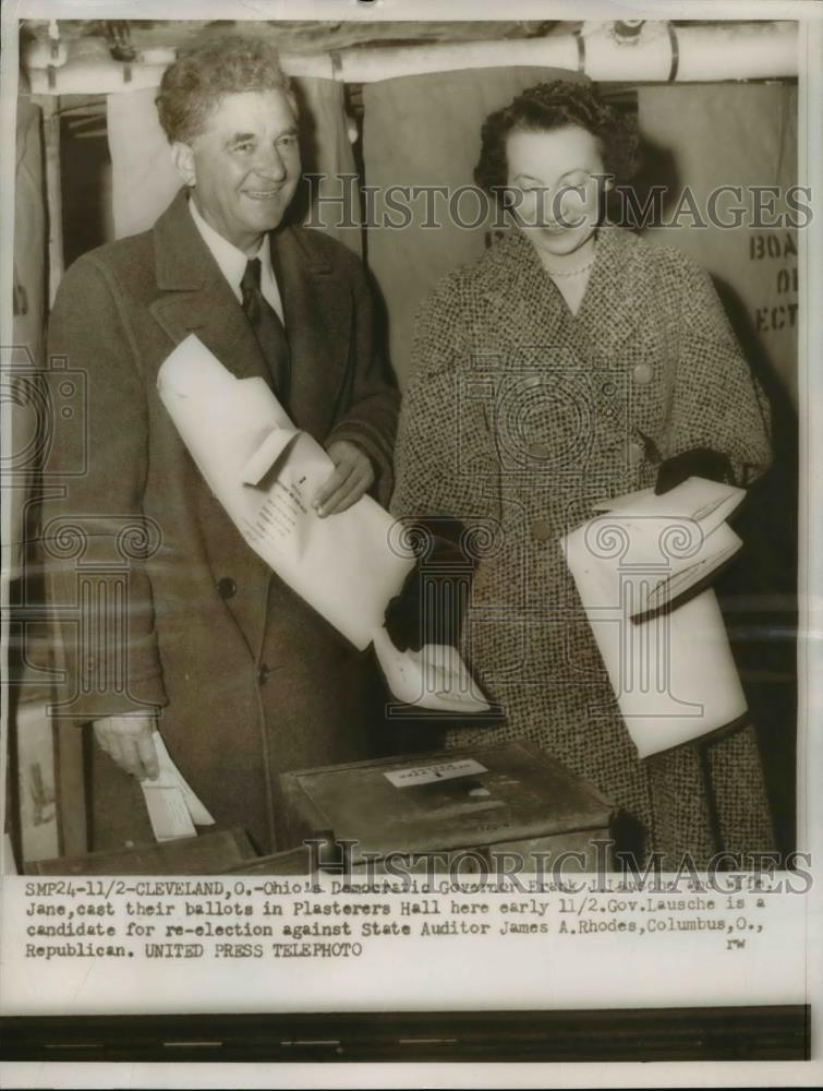 1954 Press Photo Democratic Governor Frank J and Jane Lausche Vote in Cleveland - Historic Images